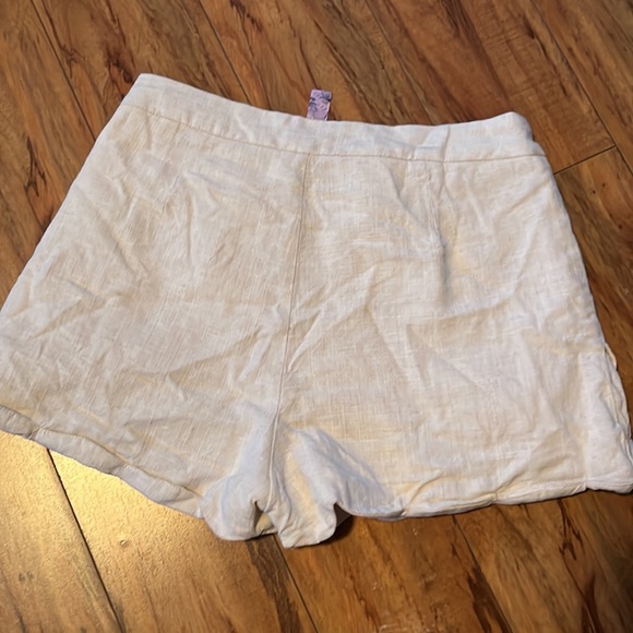 Francesca’s Ayla cream flowy Scalloped Shorts - Picture 4 of 5